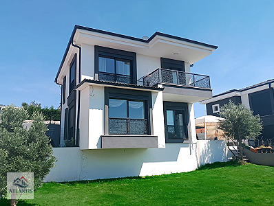 URLA KENT SİTESİNDE ÖNÜ AÇIK DENİZ MANZARALI ACİL SATILIK VİLLA