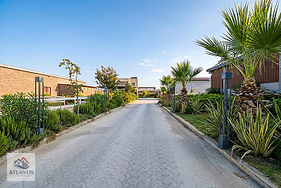 İzmir Menemen'de Satılık Binicilik Tesisi ve Çiftlik - 14.625 m²