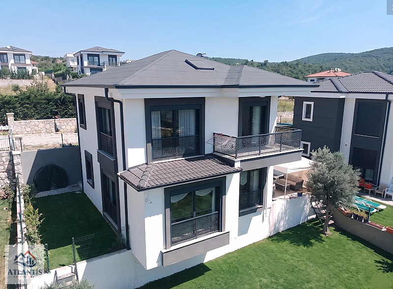 URLA KENT SİTESİNDE ÖNÜ AÇIK DENİZ MANZARALI ACİL SATILIK VİLLA